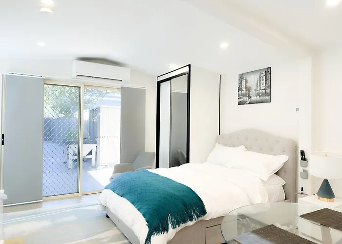 Private, Local Living Studio In Mascot, Airport